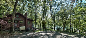 Paupack Point Wallenpaupack Lakefront  Log Home - 3 bedrooms + Central AC