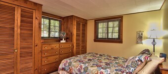 Sunny Point Lake Wallenpaupack Lakefront  with private dock - 4 bedroom sleeps 9