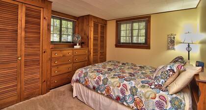 Sunny Point Lake Wallenpaupack Lakefront with private dock - 4 bedroom sleeps 9