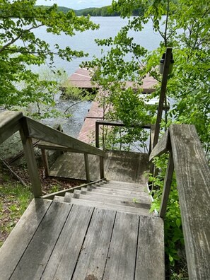 A wooden staircase leading to a dock over a body of water. - Twin Cottages on Lake Wallenpaupack – Your Glamping Getaway - Sleeping 14 - 20 (Greentown)