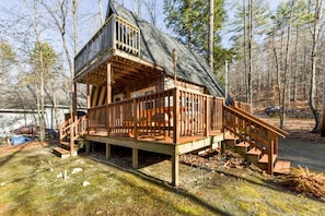 A wooden cabin with a balcony, a staircase, and a deck. - All Points’ End (HOUSE) (Naples)