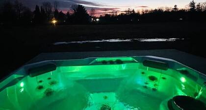 Fresh Spring Suite & Hot Tub