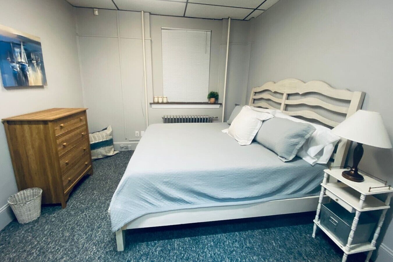 Desk, iron/ironing board, WiFi, bed sheets