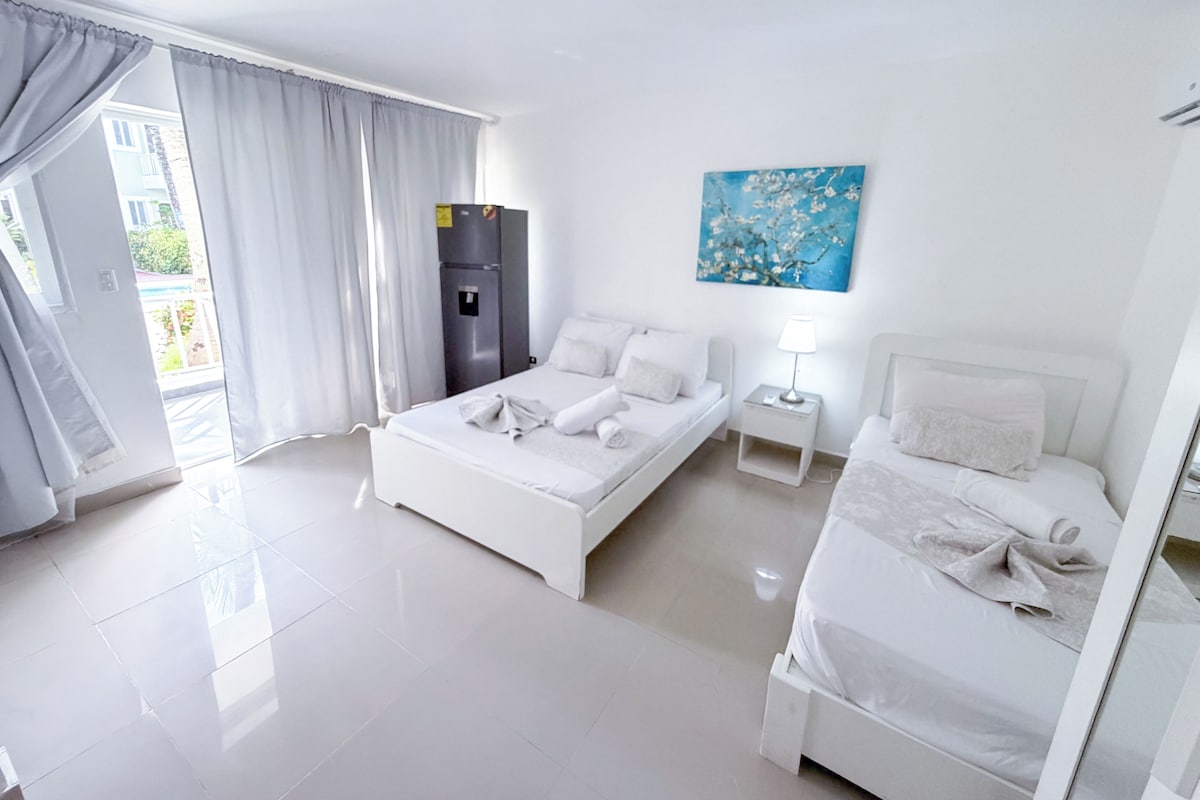 Studio Deluxe, bếp nhỏ, quang cảnh hồ bơi | Bộ trải giường bằng vải cotton Ai Cập, bộ đồ giường cao cấp 