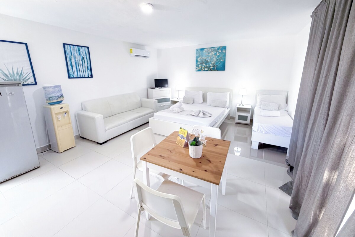 Studio Deluxe, 2 giường cỡ queen, quang cảnh hồ bơi | Bộ trải giường bằng vải cotton Ai Cập, bộ đồ giường cao cấp 