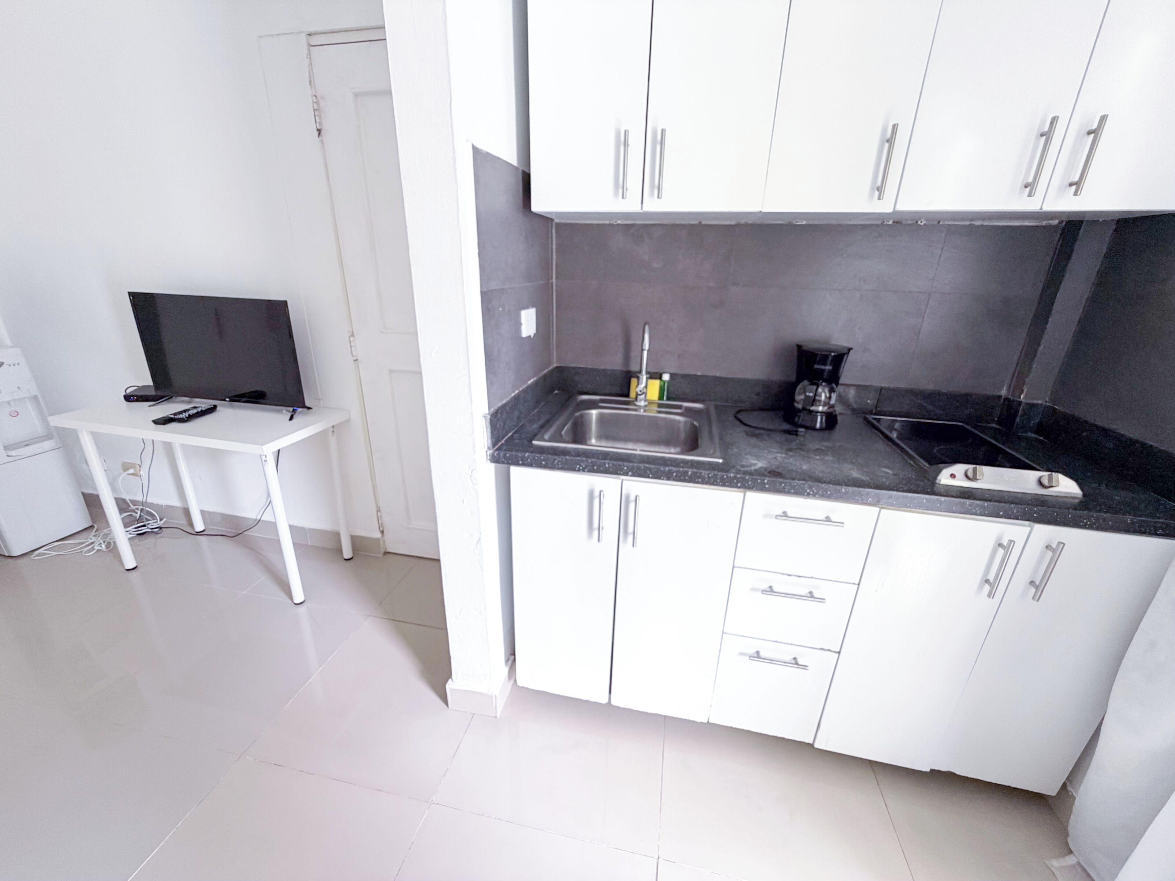 Superior Studio Suite, Pool View | Private kitchen