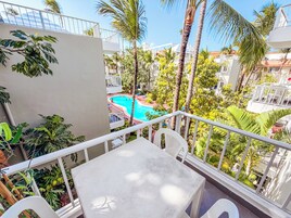 Deluxe-Studio, 2 Queen-Betten, Poolblick | Ausblick vom Zimmer