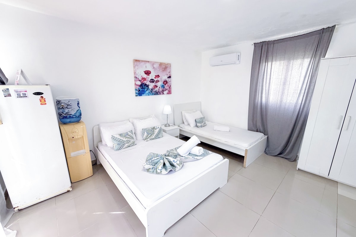 Studio Deluxe, quang cảnh hồ bơi | Bộ trải giường bằng vải cotton Ai Cập, bộ đồ giường cao cấp 
