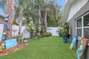 Terrace/patio - Spacious 4-bedroom house 10 mins drive to  Bradenton beach with pool (Bradenton)