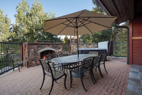 Outdoor dining - EL5105 | Private Patio with Hot Tub | Air Chilling | Close to Skiing | 4 Pools (Steamboat Springs)