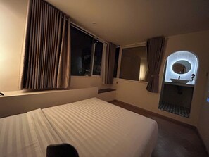 Phòng Suite Cao cấp, quang cảnh thành phố | Phòng cách âm, bàn ủi/dụng cụ ủi quần áo 