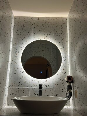 Phòng Suite Cao cấp, quang cảnh thành phố | Phòng tắm | Buồng tắm vòi sen, dép đi trong nhà, khăn tắm, giấy vệ sinh 