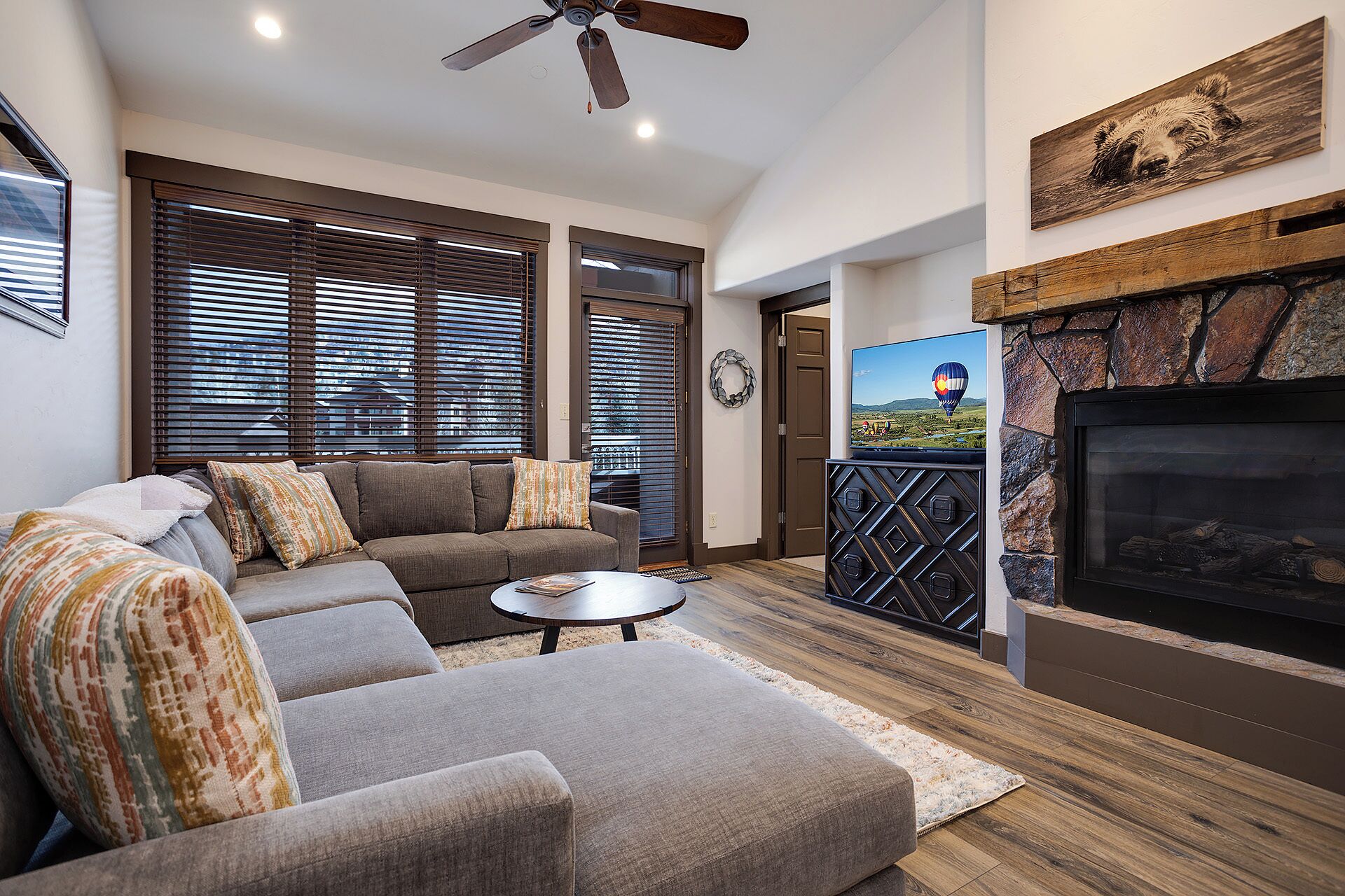 Una sala de estar con sofá modular, chimenea y televisor.