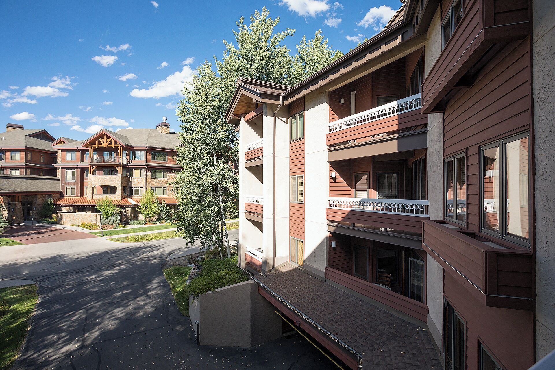 Un immeuble à plusieurs étages doté de balcons et d’une galerie couverte.