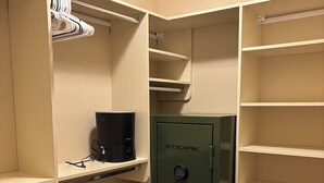 Armário de canto com prateleiras, espaço de armazenamento e ventilação.