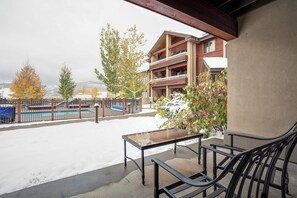 Ein Balkon mit Pool, Tisch und Stühlen.