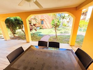 Family Villa, 3 Bedrooms, Garden View | Tempat makan luar
