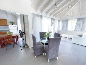 Khu vực ăn uống tại phòng