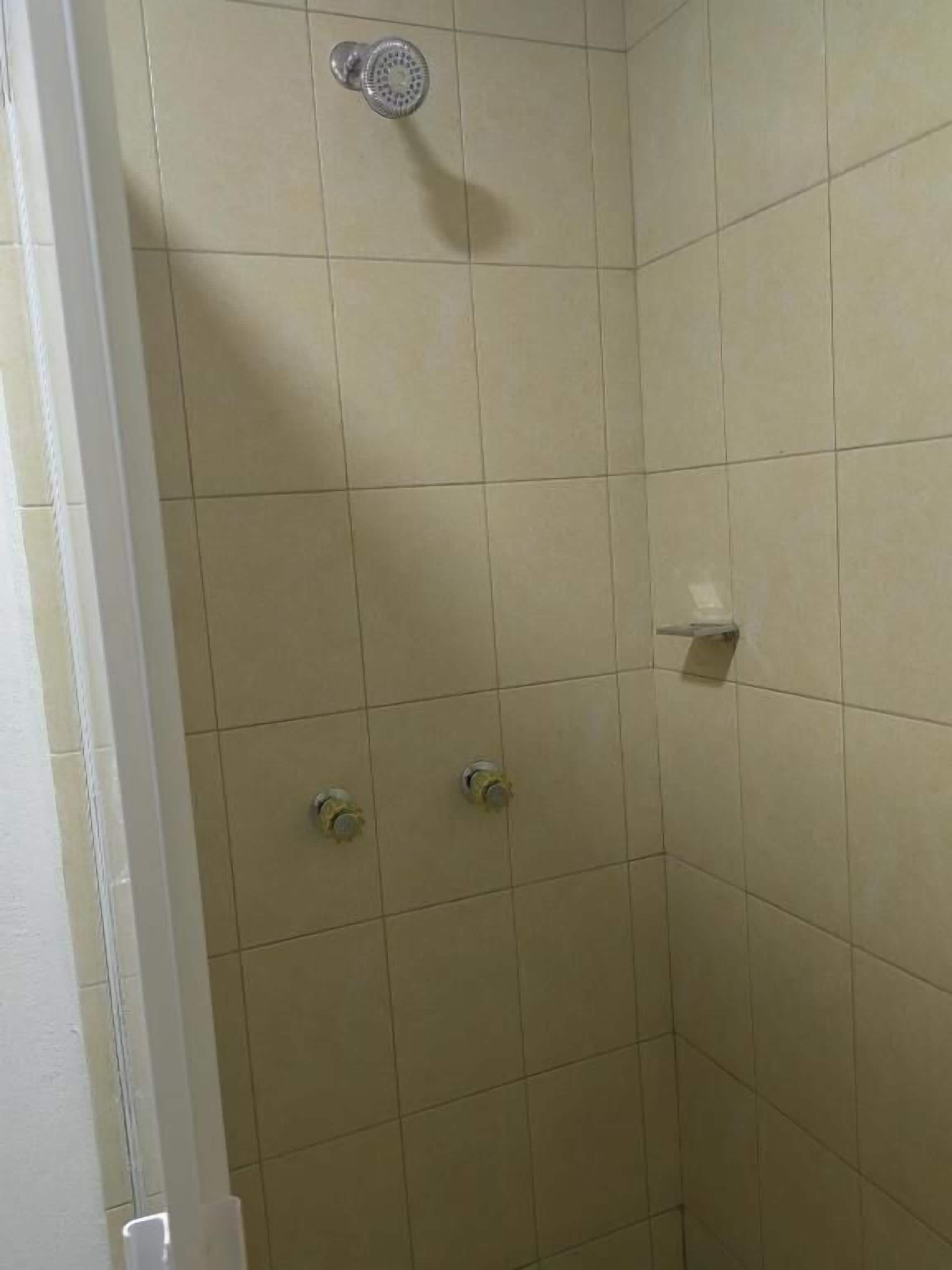 Regadera, amenidades de baño gratuitas, toallas, jabón 