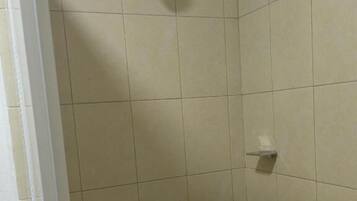 Regadera, amenidades de baño gratuitas, toallas, jabón