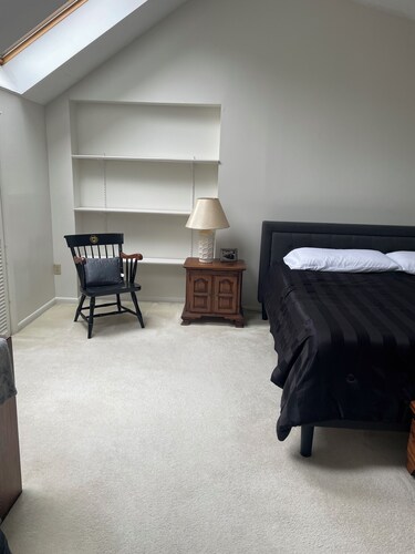 Lakeside. Enjoyable 4-bedroom house in quaint Hinsdale minutes from Pittsfield