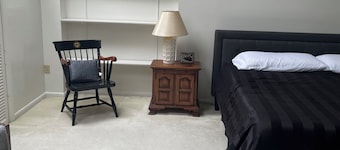 Lakeside. Enjoyable 4-bedroom house in quaint Hinsdale minutes from Pittsfield