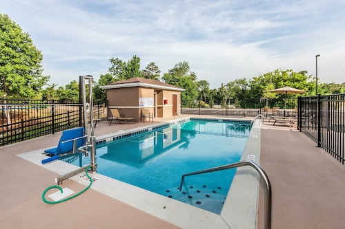 Accessible King Studio w/ Tub, Kitchen + Breakfast