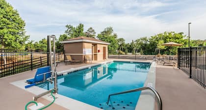 Accessible King Studio w/ Tub, Kitchen + Breakfast