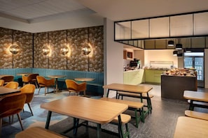 A restaurant with booths, tables, and a kitchen area. - 1BR Suite w/ Sofa Bed, Kitchen & Free Breakfast (West Drayton)