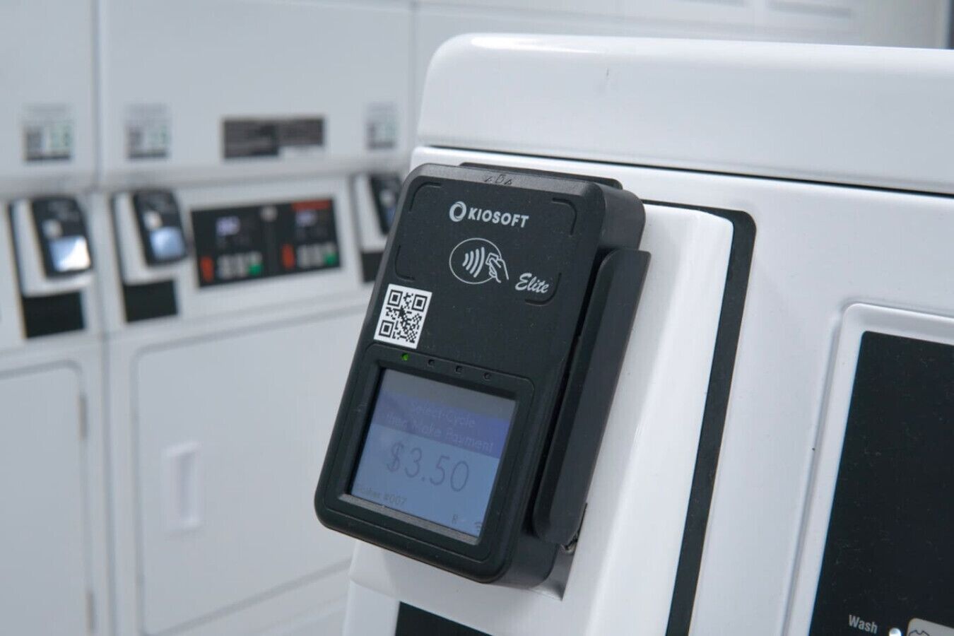 Un chiosco self-service Microsoft Elite con un codice QR e un display che mostra '3,50$'.