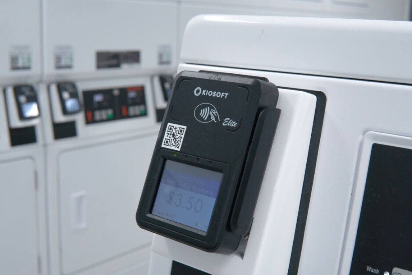 Een Microsoft Elite zelfbedieningskiosk met een QR-code en een digitaal scherm waarop $3,50 staat.