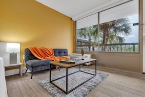 Living area - Luxurious Apt - 1BR Near Disney + Free Parking (Kissimmee)