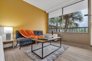 Living area - Disney 7 min: Luxury King Room + Free Parking (Kissimmee)