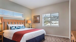 Room - Steamboat 2BR Mountain Villa – Full Kitchen, Fireplace & Near Ski Resort (Steamboat Springs)