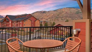 Outdoor dining - Steamboat 2BR Mountain Villa – Full Kitchen, Fireplace & Near Ski Resort (Steamboat Springs)