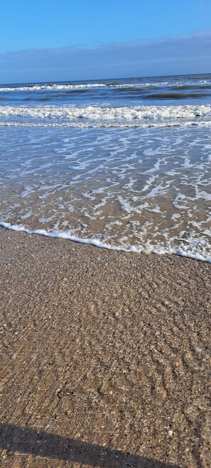 A beach with clear water and a pebbly shore. - Beachfront House - Sunny Beach Retreat (Gilchrist)