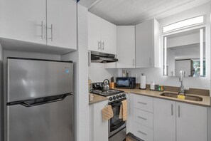 Private kitchen - Family Suite 7 Min from Disney w Free Parking (Kissimmee)