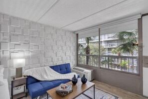 Living area - Family Suite 7 Min from Disney w Free Parking (Kissimmee)