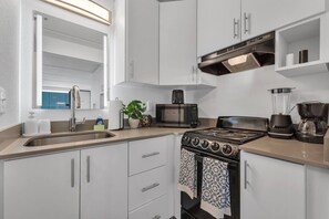 Private kitchen - King Bed Retreat Near Disney w/ Parking | Orl (Kissimmee)