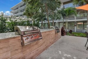 Terrace/patio - Snug Studio 8 min to Disney w Pool & Parking | Orl (Kissimmee)