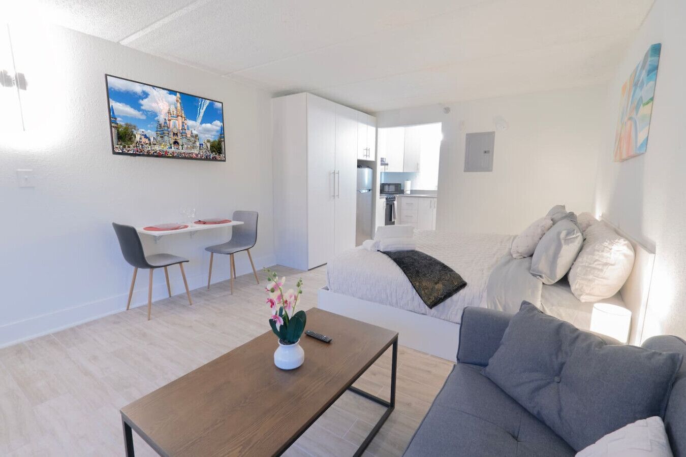 Ein modernes Wohnzimmer mit einer Couch, einem Couchtisch und einem Essbereich mit Stühlen.
