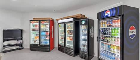 Eine Reihe von Getränkeautomaten mit Pepsi- und Coca-Cola-Logos, sowie ein Starbucks-Automat.