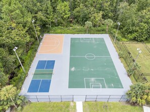 An outdoor basketball court with a tennis court and a soccer field. - Cozy Suite 7 Mins to Disney World + Free Parking (Kissimmee)