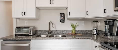 Cafetera y tetera, refrigerador, microondas y horno