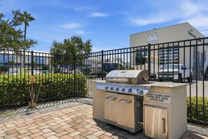 An outdoor grill area with a sign instructing to clean and turn off gas after use. - Gulf Breeze Getaway 4BR St Pete Family Retreat (St. Petersburg)