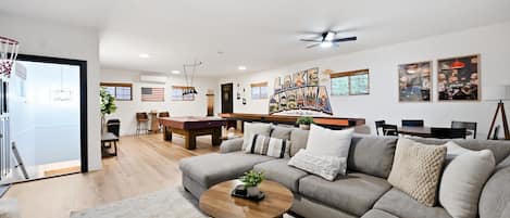 Fernseher, Kamin, Videospiele, Stereoanlage