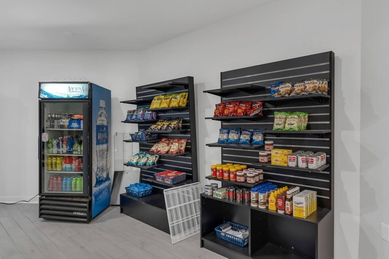 Een automaat en planken vol met snacks en toevoegingen.