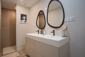 A modern bathroom with a double sink, two mirrors, and a framed picture on the wall. - L'Élégante - Petfriendly - Proche gare (Laval)