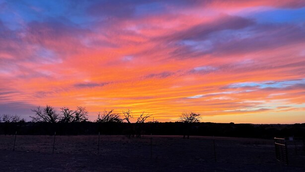 A sunset with a clear sky and silhouettes of trees. - 3-bedroom house in peaceful Pottsville (Pottsville)
