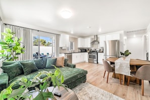 A modern apartment with a living area, kitchen, and dining space. - Modern 3 bd Oasis, Pool, Spa, Fire Pit, Vegas Strip, Allegiant Stadium (Las Vegas)